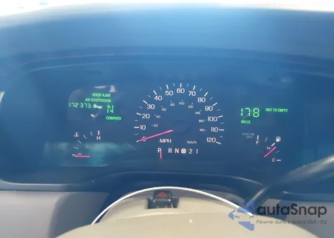 1999 Lincoln Town Car Executive z USA, uszkodzony, nr VIN 1LNHM81W4XY681649